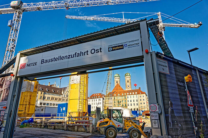 Seit 2017 ist an dieser Stelle eine der Einfahrten zur Großbaustelle für die zweite S-Bahn-Stammstrecke und den neuen Bahnhof Marienhof.