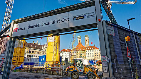 Seit 2017 ist an dieser Stelle eine der Einfahrten zur Großbaustelle für die zweite S-Bahn-Stammstrecke und den neuen Bahnhof Marienhof.