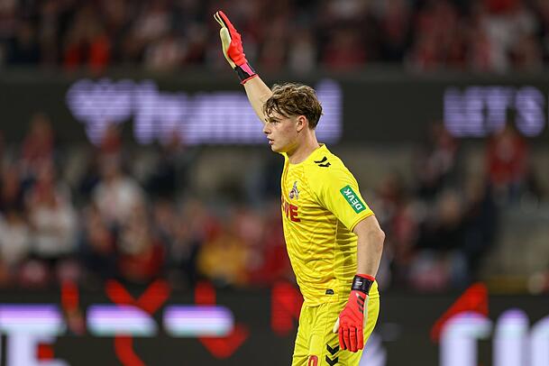Jonas Urbig soll Manuel Neuer irgendwann im Tor des FC Bayern beerben. Jonas Urbig soll Manuel Neuer irgendwann im Tor des FC Bayern beerben.