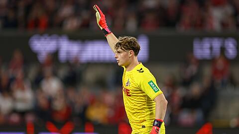 Jonas Urbig soll Manuel Neuer irgendwann im Tor des FC Bayern beerben.