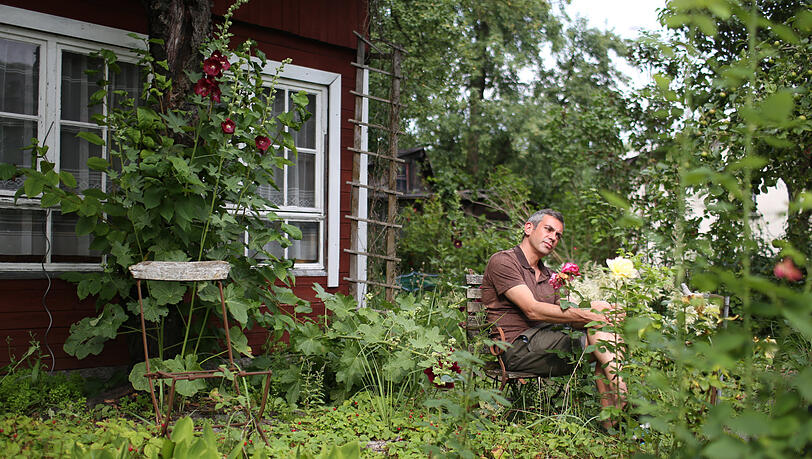 Wladimir Kaminer im Schrebergarten eines Freundes.