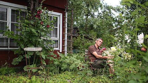 Wladimir Kaminer im Schrebergarten eines Freundes.