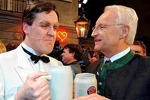 Vom Kanzler zum Bürgermeister: André Hartmann 2005 als Gerhard Schröder im Gespräch mit Edmund Stoiber.  Heuer mimt er Christian Ude.