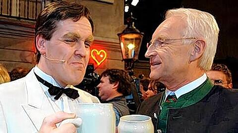 Vom Kanzler zum Bürgermeister: André Hartmann 2005 als Gerhard Schröder im Gespräch mit Edmund Stoiber.  Heuer mimt er Christian Ude.
