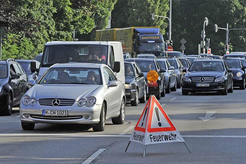 Geduld war gefragt: Nach dem Unfall bildeten sich lange Staus.