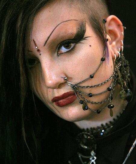 Angekettet: Ein beliebtes Accessoire sind Ketten in allen Formen und an allen möglichen Stellen. Je mehr Kette und Glitzer im Gesicht, desto besser.