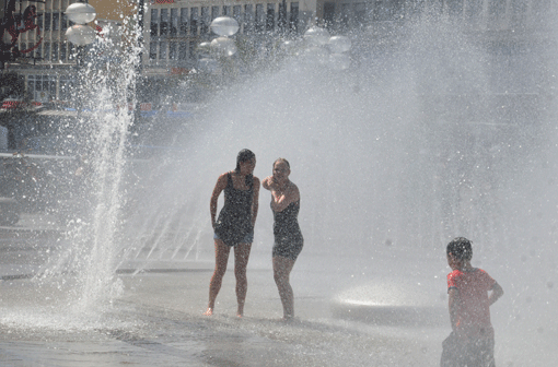 So wird&rsquo;s gemacht! Martina Richter und Alexandra Meyer stellen sich unter die größte Dusche der Stadt:den Stachus-Brunnen.
&bdquo;Wir haben es einfach nicht mehr ausgehalten!&ldquo;, sagt Martina. &bdquo;Und außerdem trocknen wir ja schnell wieder&ldquo;, ergänzt Freundin Alexandra.
Nach dem kalten Dusche trocknen die beiden erst mal in der Sonne. An Shoppen ist klitschnass ja nicht mehr zu denken.