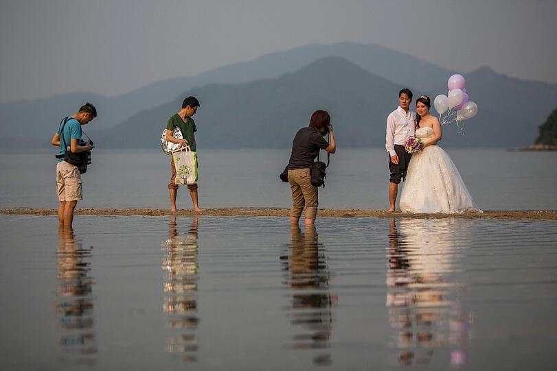 Hochtzeitsfoto am Strand von Wu Kai Sha, Hong Kong.