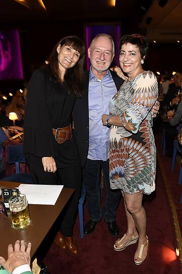 Corinna Binzer und Sepp Schauer mit Despina Pajanou.