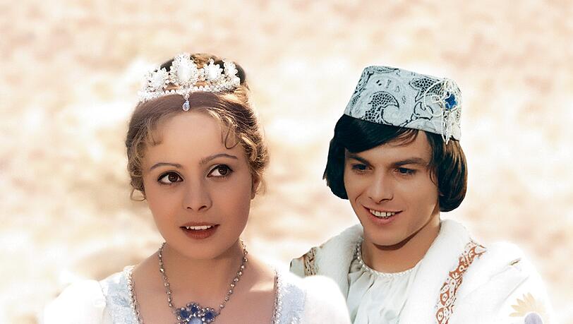 Aschenbrödel (Libuse Safránková) und der Prinz (Pavel Trávnícek) im Kult-Märchenfilm „Drei Haselnüsse für Aschenbrödel“. Aschenbrödel (Libuse Safránková) und der Prinz (Pavel Trávnícek) im Kult-Märchenfilm „Drei Haselnüsse für Aschenbrödel“.
