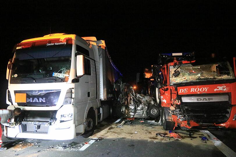 Es grenzt an ein Wunder, dass der Fahrer des Transporters diesen Unfall überlebt hat.