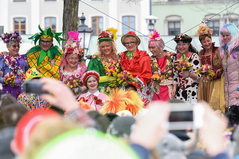 Marktfrauen tanzen am Faschingsdienstag beim Tanz der Marktweiber auf dem Viktualienmarkt auf einer Bühne.