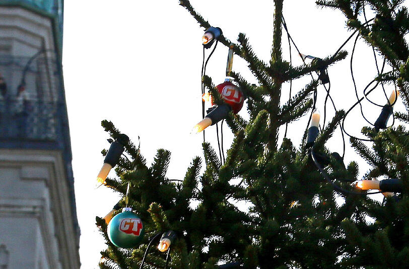 Wer genau hinschaut, kann in der Spitze Christbaumkugeln erkennen. Sie sind eigentlich nicht erlaubt.