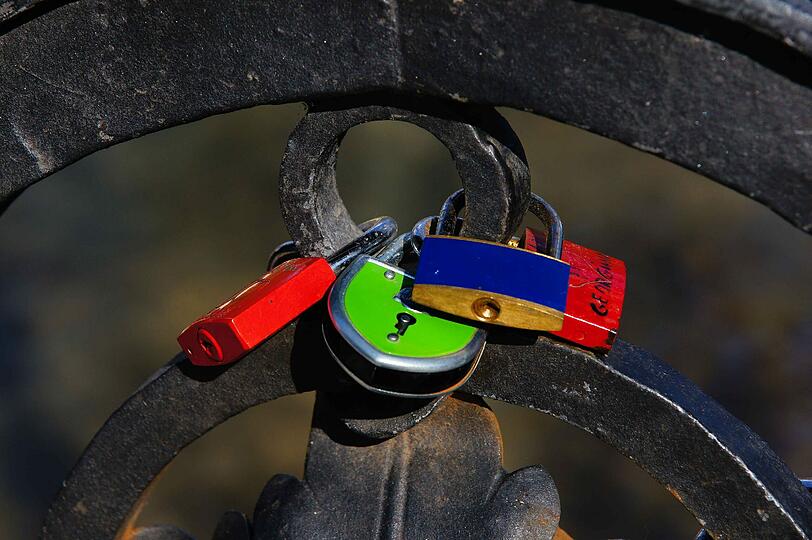 Liebesschlösser hängen in allen Farben an der Brücke.