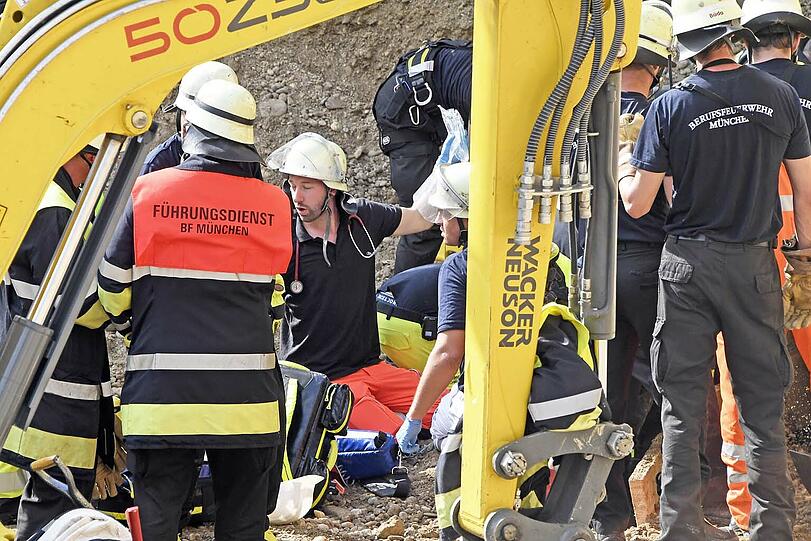 Rund zwei Dutzend Rettungskräfte halfen zusammen, um den Bauarbeiter aus der Baugrube zu befreien - die Bilder der dramatischen Rettung am Donnerstag.