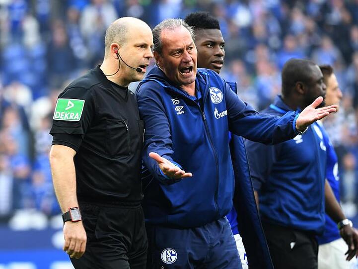Huub Stevens diskutiert aufgeregt nach dem 1:2 in Frankfurt mit Schiedsrichter-Assistent Christian Gittelmann (l).