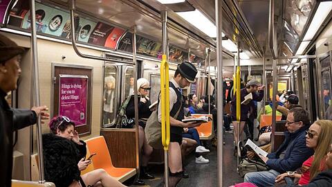 Pendler am jährlichen "No Pants Subway Ride" in New York.