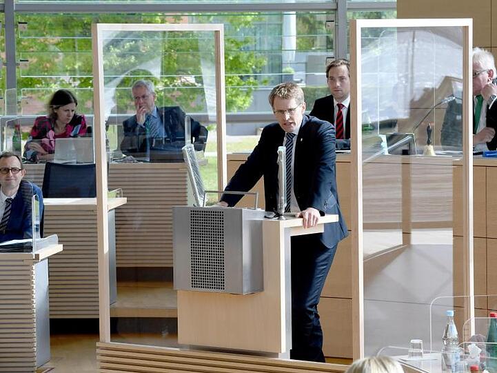 Daniel Günther, Ministerpräsident von Schleswig-Holstein gibt eine Erklärung zur Lockerung der Corona-Regelungen ab.