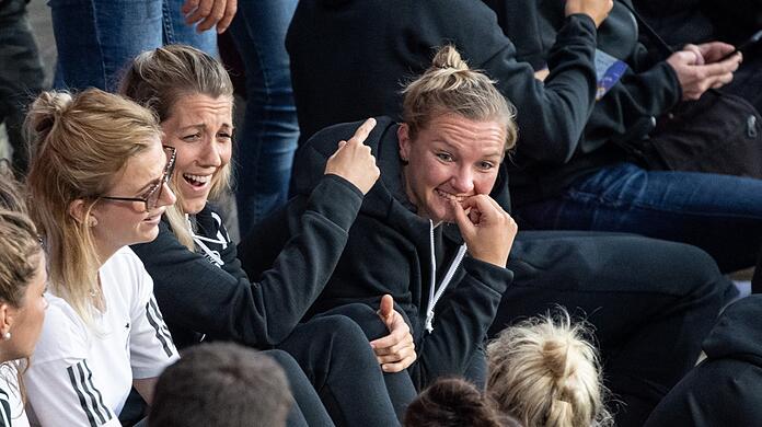 Kontert Kahn schlagfertig: Verena Schweers (M.).