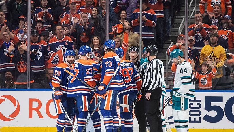 Eishockey: Marc-Edouard Vlasic (44) von den San Jose Sharks sieht zu, wie die Edmonton Oilers während des ersten Drittels ein Tor feiern.