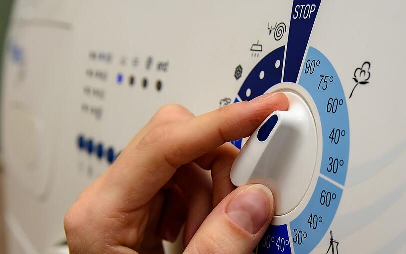 Apropos Hitze: Auch wenn moderne Waschmaschinen energiesparende Programme mit niedrigen Temperaturen f&uuml;r empfindliche Kleidungsst&uuml;cke bieten, sollten Sie die Maschine ab und zu bei 90 Grad leer durchlaufen lassen. Das t&ouml;tet die Keime ab, die sich im Laufe der Zeit ansammeln.