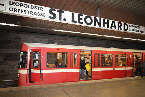 Schon wieder Tatort U-Bahn: In der Nacht zum Sonntag randalierten junge Männer im Zug und griffen in der Station St. Leonhard sogar zwei Polizisten an.