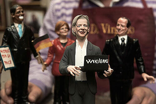 Jetzt gibt es ihn schon als Andenken: Wikileaks-Grüner Julian Assange als Figur in einem Laden in Neapel &ndash; mit Barack Obama, Angela Merkel und Silvio Berlusconi.