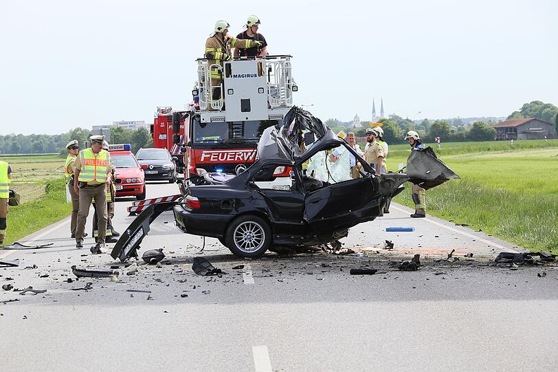 Das Auto ist vollkommen zerstört. Wieso der Fahrer mit seinem Fahrzeug gegen einen Baum prallte, ist bisher noch unklar.