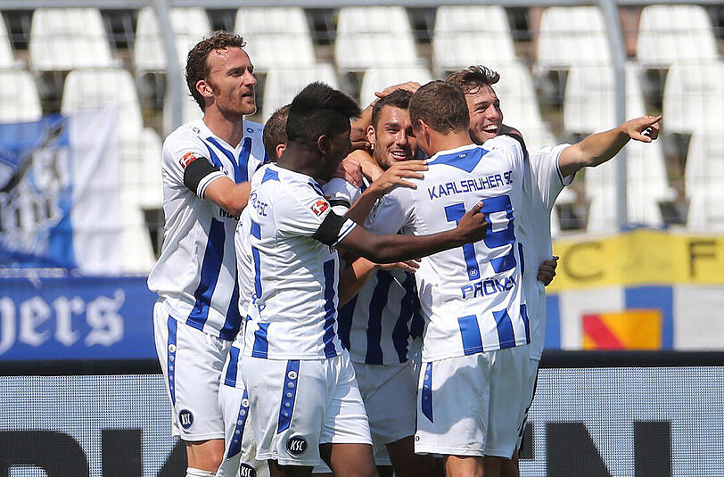 Die Spieler vom Karlsruher SC feiern den Sieg gegen Duisburg.