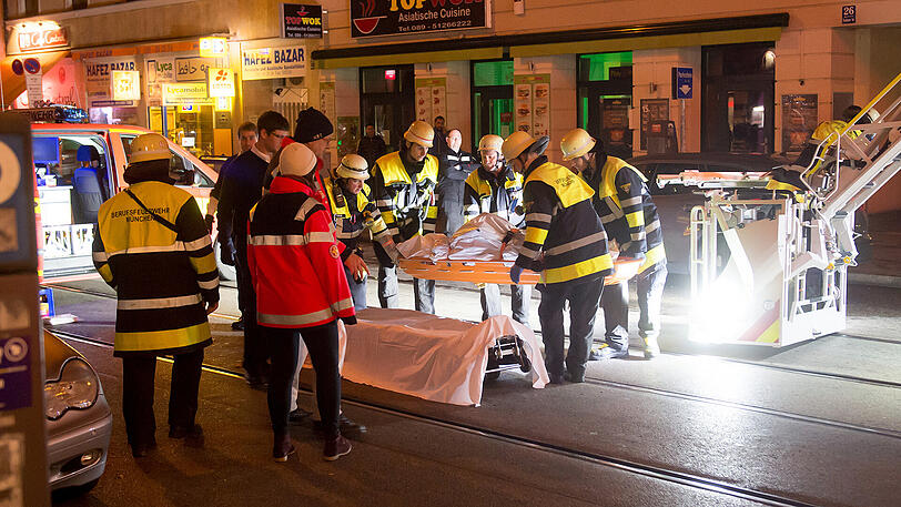2. November 2016: Einsatzkräfte der Feuerwehr vor der Brandwohnung in der Dachauerstraße.