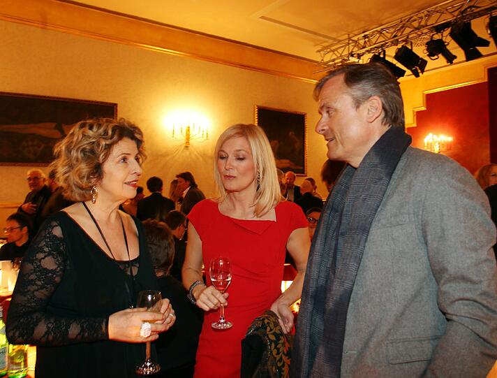 Michaela May (links) im Gespräch mit der Sängerin und Autorin Ursula Mauder und Schriftsteller Axel Hacke.