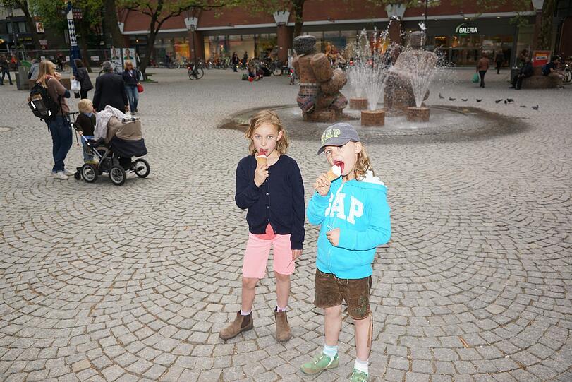 Sie lassen sich's am Rotkreuzplatz schmecken.