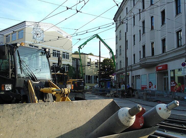 Wörthstraße, Ecke Milchstraße - hier werden die Trambahngleise erneuert.