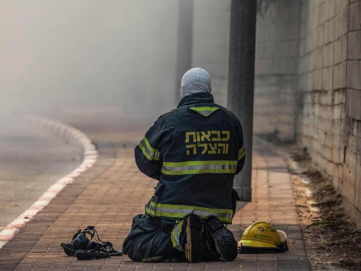 Ein Feuerwehrmann ruht sich beim Einsatz aus.