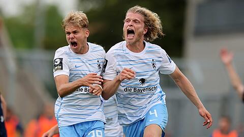"Jaaaaaaa!": Sechzigs Leandro Morgalla (l.) und Matchwinner Jesper Verlaat bejubeln das 1:0 gegen Oldenburg.