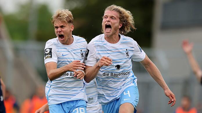 "Jaaaaaaa!": Sechzigs Leandro Morgalla (l.) und Matchwinner Jesper Verlaat bejubeln das 1:0 gegen Oldenburg.