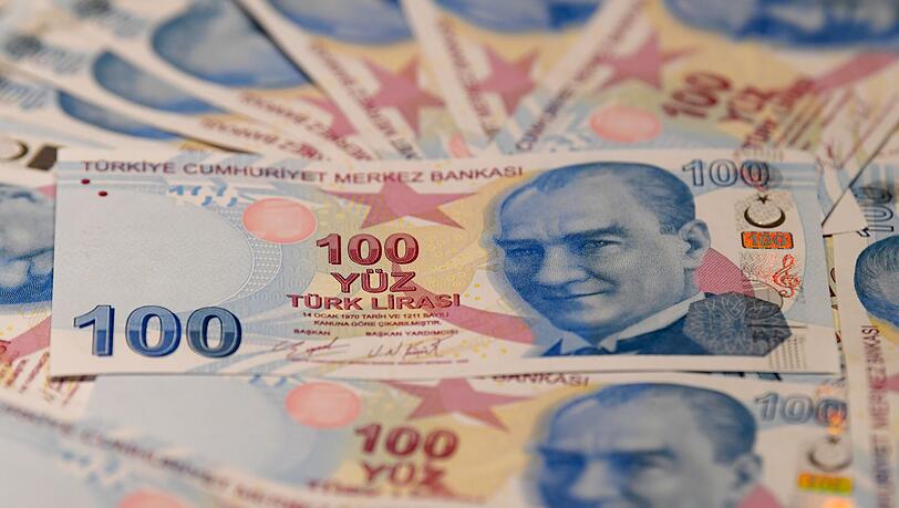 Hundert-Lira-Noten mit dem Konterfei von Staatsgründer Atatürk.