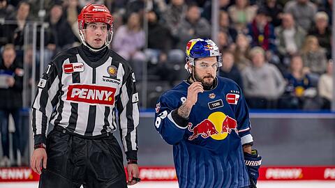 Schiedsrichter Tobias Schwenk (l.) begleitet Chris DeSousa vom Eis.