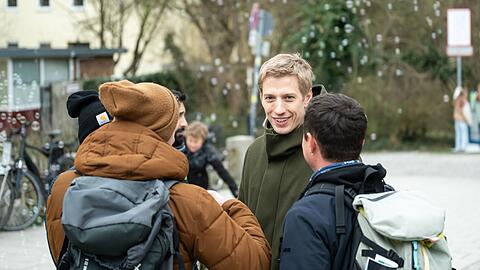 Krause im Gespr&auml;ch am Englischen Garten.