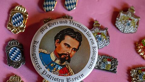 Von K&ouml;nig Ludwig II. gibt es Anstecker, Bierkr&uuml;ge und  T-Shirts. (Archivbild)