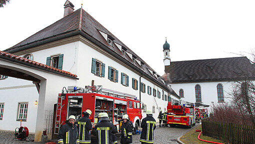 Einsatzkräfte der Feuerwehr stehen am Sonntagmorgen vor dem Franziskanerkloster in Füssen. Einsatzkräfte der Feuerwehr stehen am Sonntagmorgen vor dem Franziskanerkloster in Füssen.