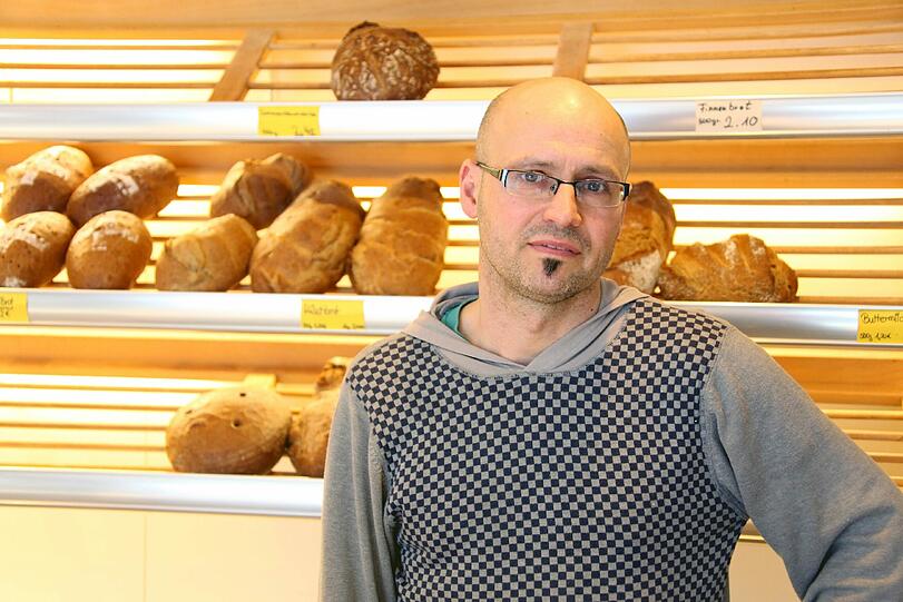 Bäckermeister Ralf Winzenhörlein verkauft &bdquo;Benedikt-Schnitten&ldquo; und &bdquo;Vatikan-Brote&ldquo; &ndash; die gehen aber lang nicht mehr so gut wie früher.