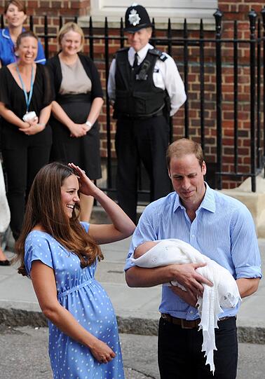 Am Tag nach der Geburt zeigen William und Kate der gespannten Öffentlichkeit den kleinen Thronfolger.