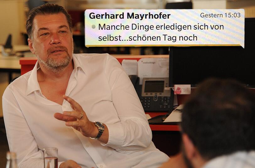 Diese SMS verschickte 1860-Präsident Gerhard Mayrhofer (im Vordergrund) an Löwen-Reporter Filippo Cataldo (hier in der Hinterkopf-Perspektive) 29 Minuten, nachdem die Abendzeitung den Insolvenz-Antrag veröffentlich hatte.