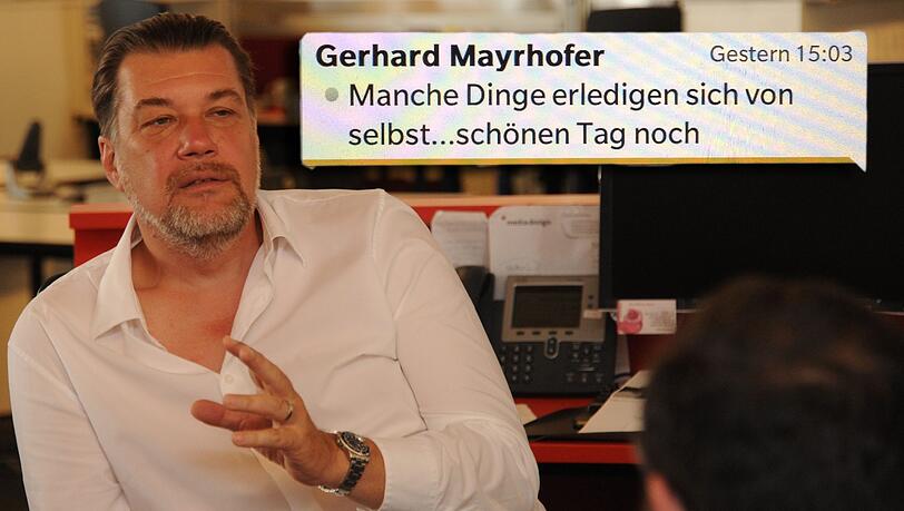 Diese SMS verschickte 1860-Präsident Gerhard Mayrhofer (im Vordergrund) an Löwen-Reporter Filippo Cataldo (hier in der Hinterkopf-Perspektive) 29 Minuten, nachdem die Abendzeitung den Insolvenz-Antrag veröffentlich hatte. Diese SMS verschickte 1860-Präsident Gerhard Mayrhofer (im Vordergrund) an Löwen-Reporter Filippo Cataldo (hier in der Hinterkopf-Perspektive) 29 Minuten, nachdem die Abendzeitung den Insolvenz-Antrag veröffentlich hatte.