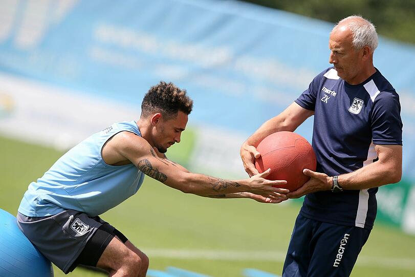 Konditionstrainer Zvonko Komes mit Daylon Claasen.
