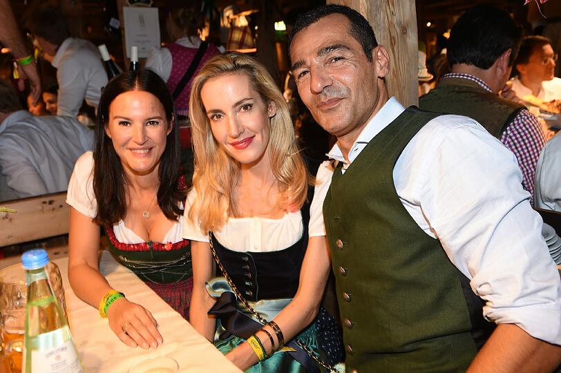 Schauspieler Erol Sander mit seiner Frau Carolin sowie Gala-Chefredakteurin Doris Brückner (l.).