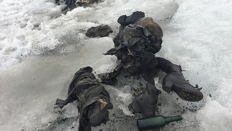 Auf dem Tsanfleurongletscher in den Schweizer Alpen bei Les Diableret wurden zwei Leichen gefunden. Nach ersten Erkenntnissen befanden sich die Leichen bereits seit Jahrzehnten im Eis. Auf dem Tsanfleurongletscher in den Schweizer Alpen bei Les Diableret wurden zwei Leichen gefunden. Nach ersten Erkenntnissen befanden sich die Leichen bereits seit Jahrzehnten im Eis.