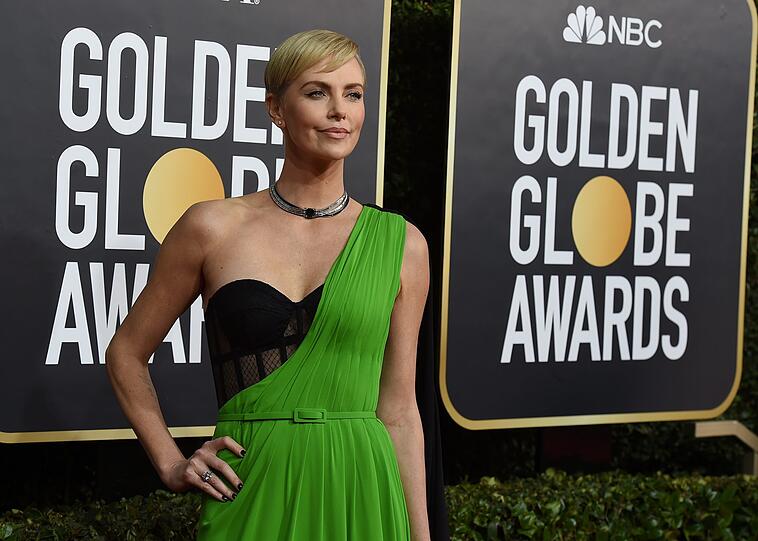 Bei Charlize Theron wurde das Kleid offenbar nicht zu Ende genäht.