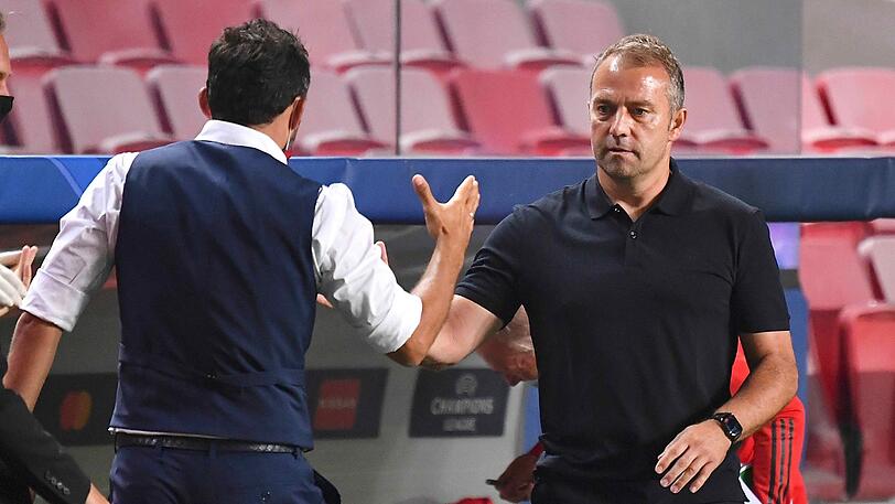 8:2-Gala des FC Bayern gegen den FC Barcelona im Champions-League-Viertelfinale: Bayern-Trainer Hansi Flick (rechts) klatscht Vorstandsmitglied Hasan Salihamidzic ab.